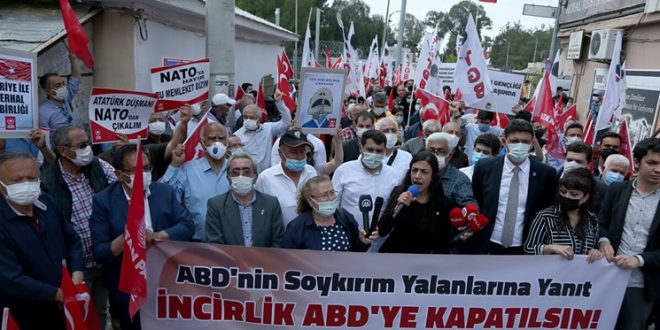 تجمع معترضان ترکیه‌ای در مقابل پایگاه ناتو در ازمیر