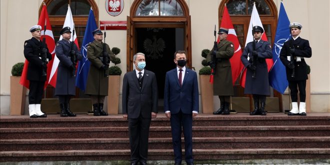 دیدار وزرای دفاع ترکیه و لهستان در ورشو