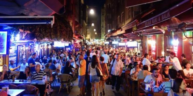 تفریحات شبانه در کادیکوی استانبول