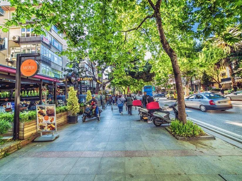 خیابان بغداد استانبول با پیاده‌روهای درخت‌کاری‌شده، کافه‌ها و مراکز خرید در کادیکوی